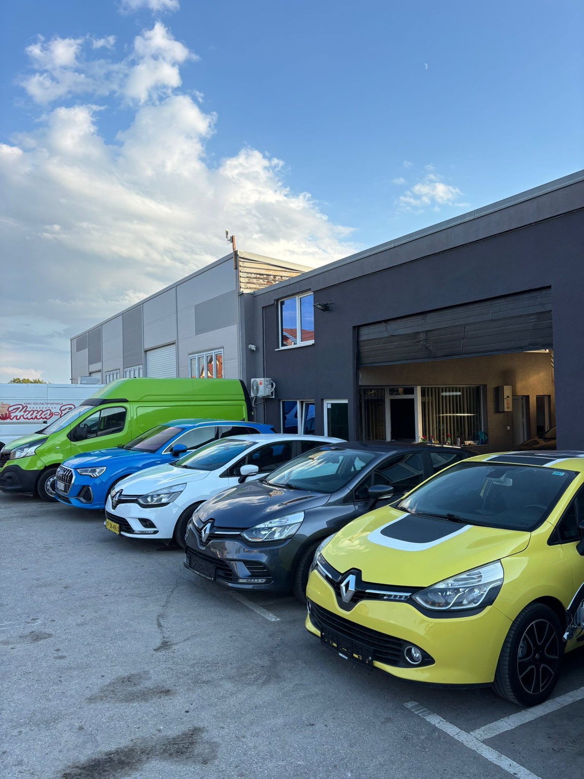 Auto centar Pavlović — vozila ispred servisa