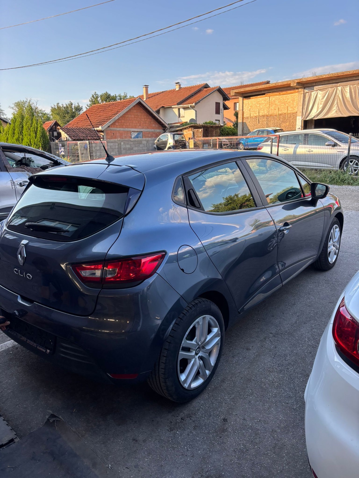 Vozila ispred salona